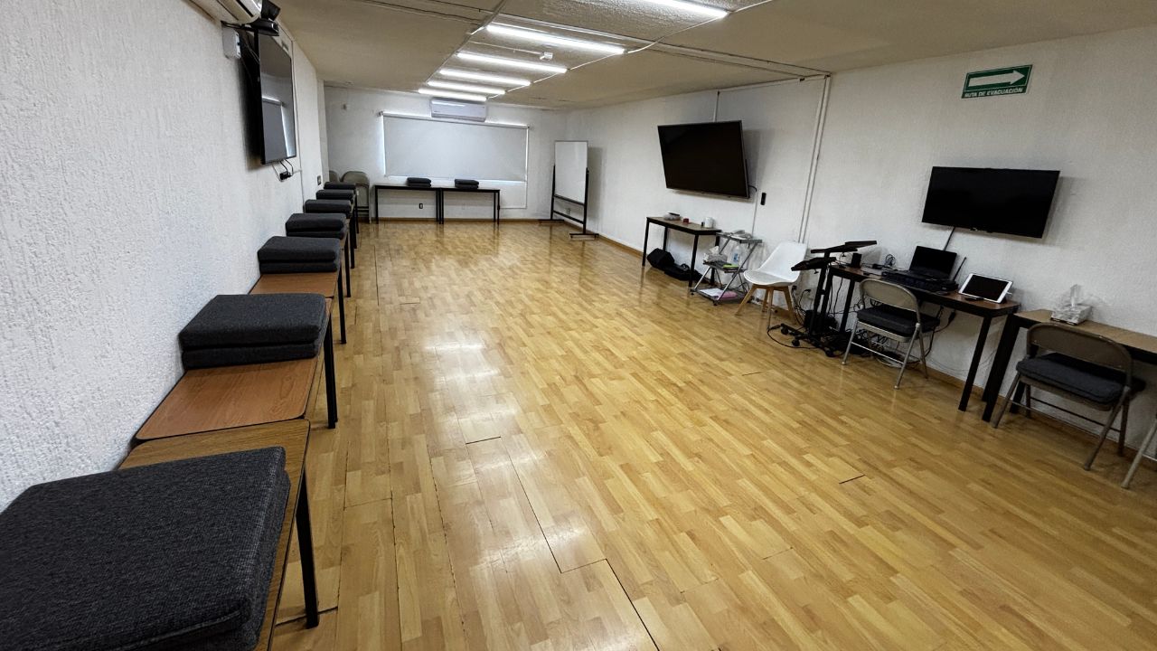 Salón amplio con cojines para ejercicios vivenciales