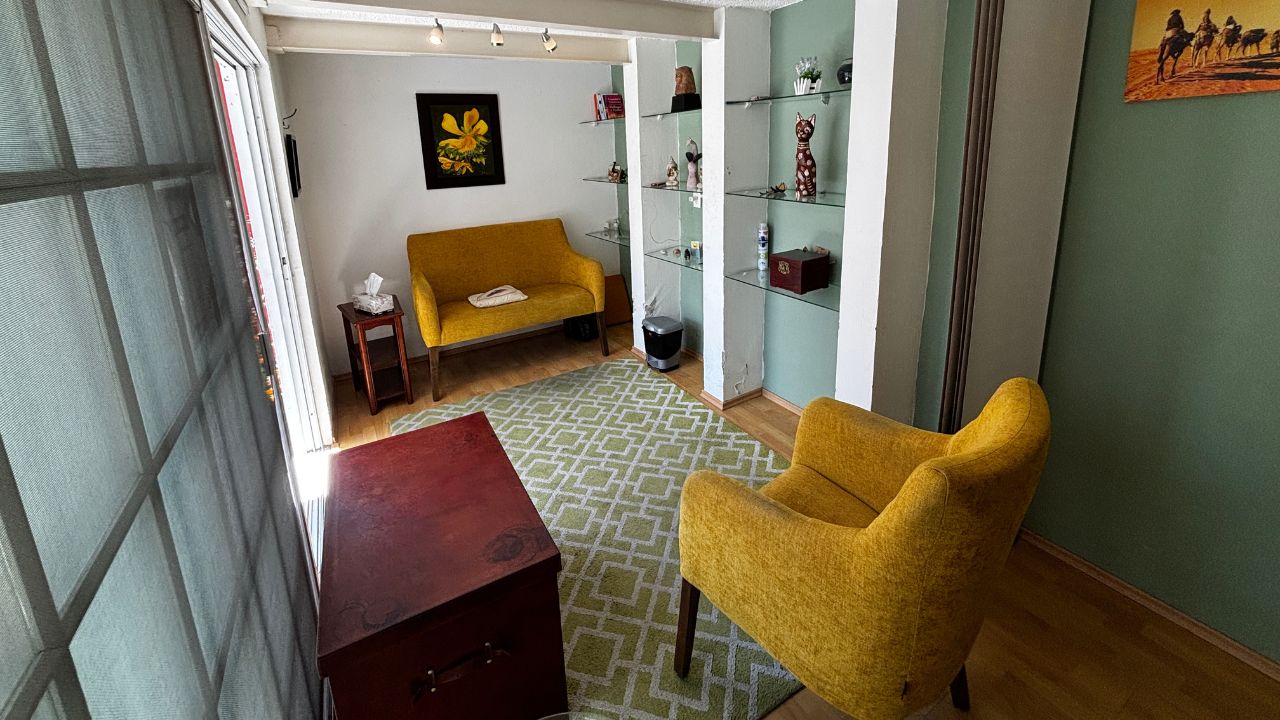 Sala de acompañamiento con sillón y sofá amarillos