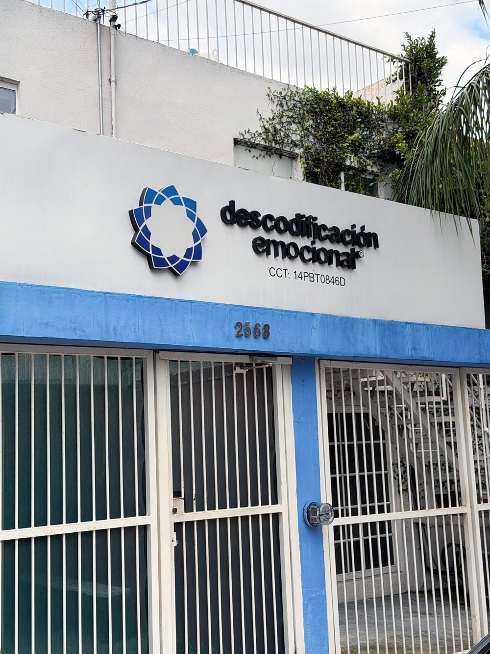 Fachada del Instituto Descodificación Emocional en Calle Sao Paulo 2568, con el logotipo y la clave 14PBT0846D